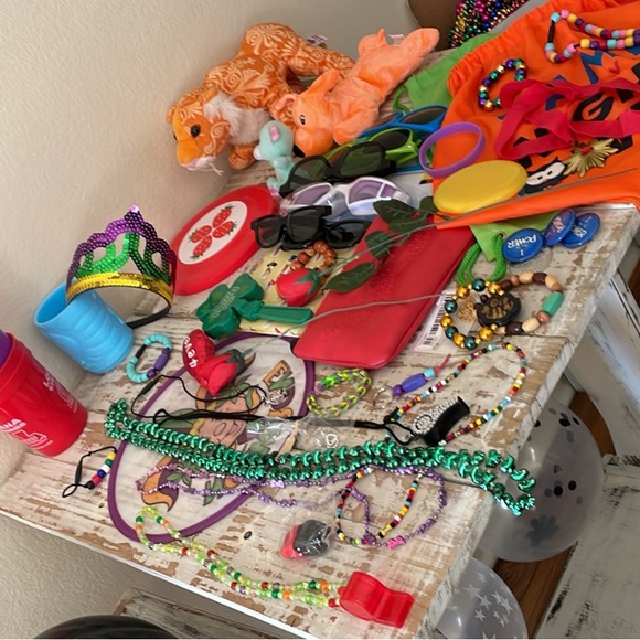 Parade throw outs - Picture 3 of 3